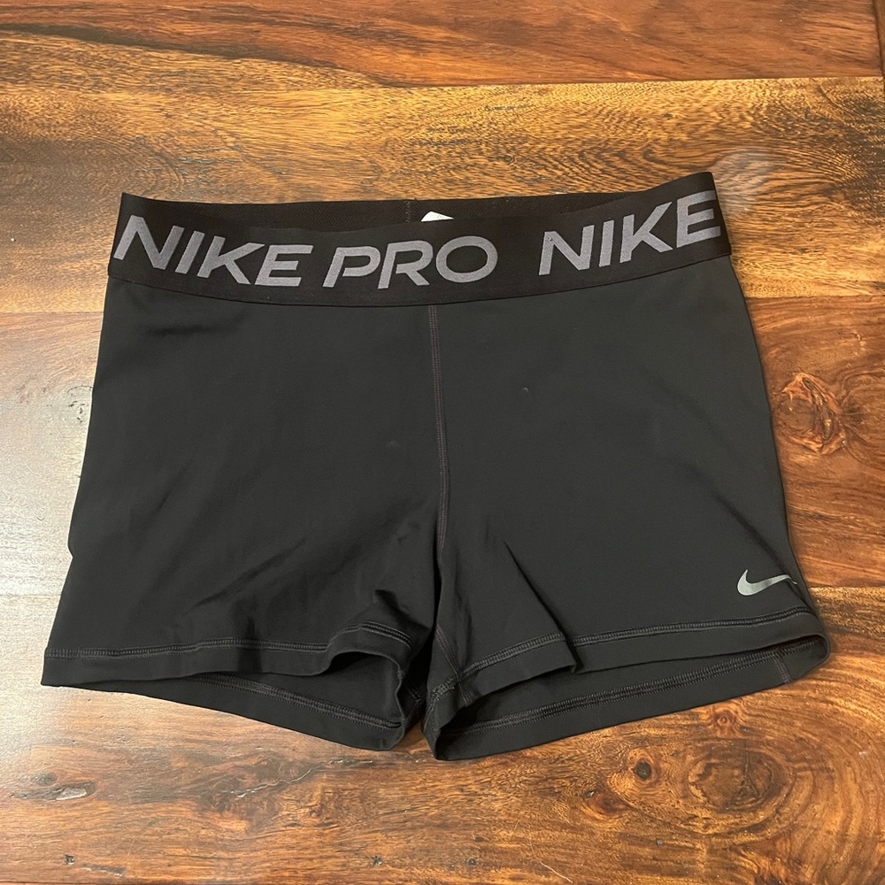 Black Nike Pro L